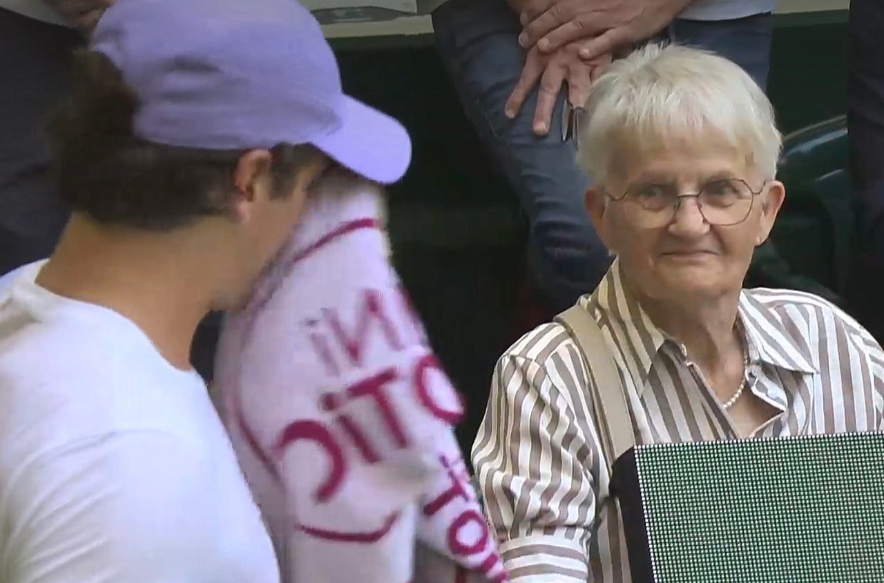 Grandma's a big fan (TennisTV)
